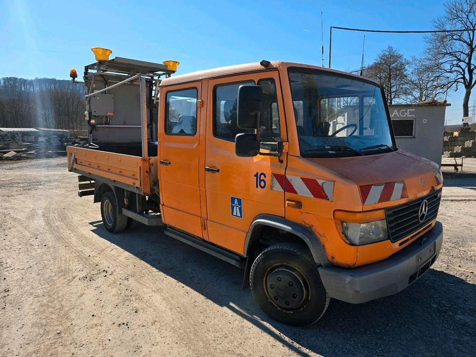 Mercedes-Benz Vario 614D Pritsche Doka 2002 Nissen VLT Verkehrsleittafel Absperrtafel LKW Vorwarntafel - Flatbed van, Combi van: picture 2 Mercedes-Benz Vario 614D Pritsche Doka 2002 Nissen VLT Verkehrsleittafel Absperrtafel LKW Vorwarntafel - Flatbed van, Combi van: picture 2