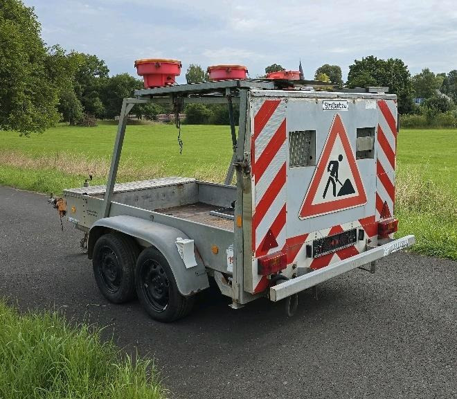Trebbiner VZ 615 Absperrtafel FAT Nissen Horizont Verkehrsleittafel Verkehrsleitanhänger Verkehrssicherungsanhänger Leitanhänger - Construction equipment: picture 2 Trebbiner VZ 615 Absperrtafel FAT Nissen Horizont Verkehrsleittafel Verkehrsleitanhänger Verkehrssicherungsanhänger Leitanhänger - Construction equipment: picture 2