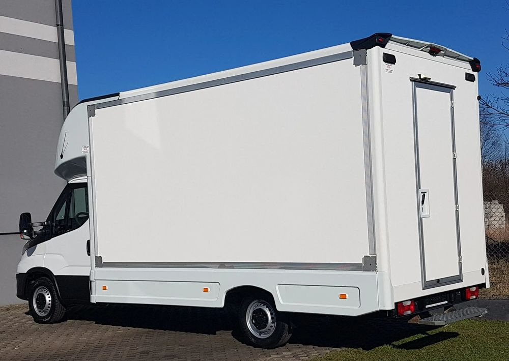 Iveco DAILY KONTENER NISKOPODŁOGOWY 4,43x2,23x2,42 SKLEP FOODTRUCK BAR KLIMA KONIOWÓZ KAMPER - Vending truck: picture 3 Iveco DAILY KONTENER NISKOPODŁOGOWY 4,43x2,23x2,42 SKLEP FOODTRUCK BAR KLIMA KONIOWÓZ KAMPER - Vending truck: picture 3