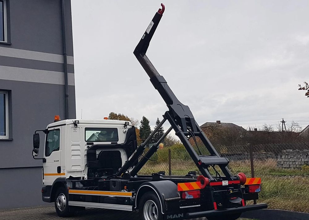 MAN TGL 12.220 HAKOWIEC 4x2 KLIMA HAKOWIEC DO KONTENERÓW - Hook lift truck: picture 3 MAN TGL 12.220 HAKOWIEC 4x2 KLIMA HAKOWIEC DO KONTENERÓW - Hook lift truck: picture 3