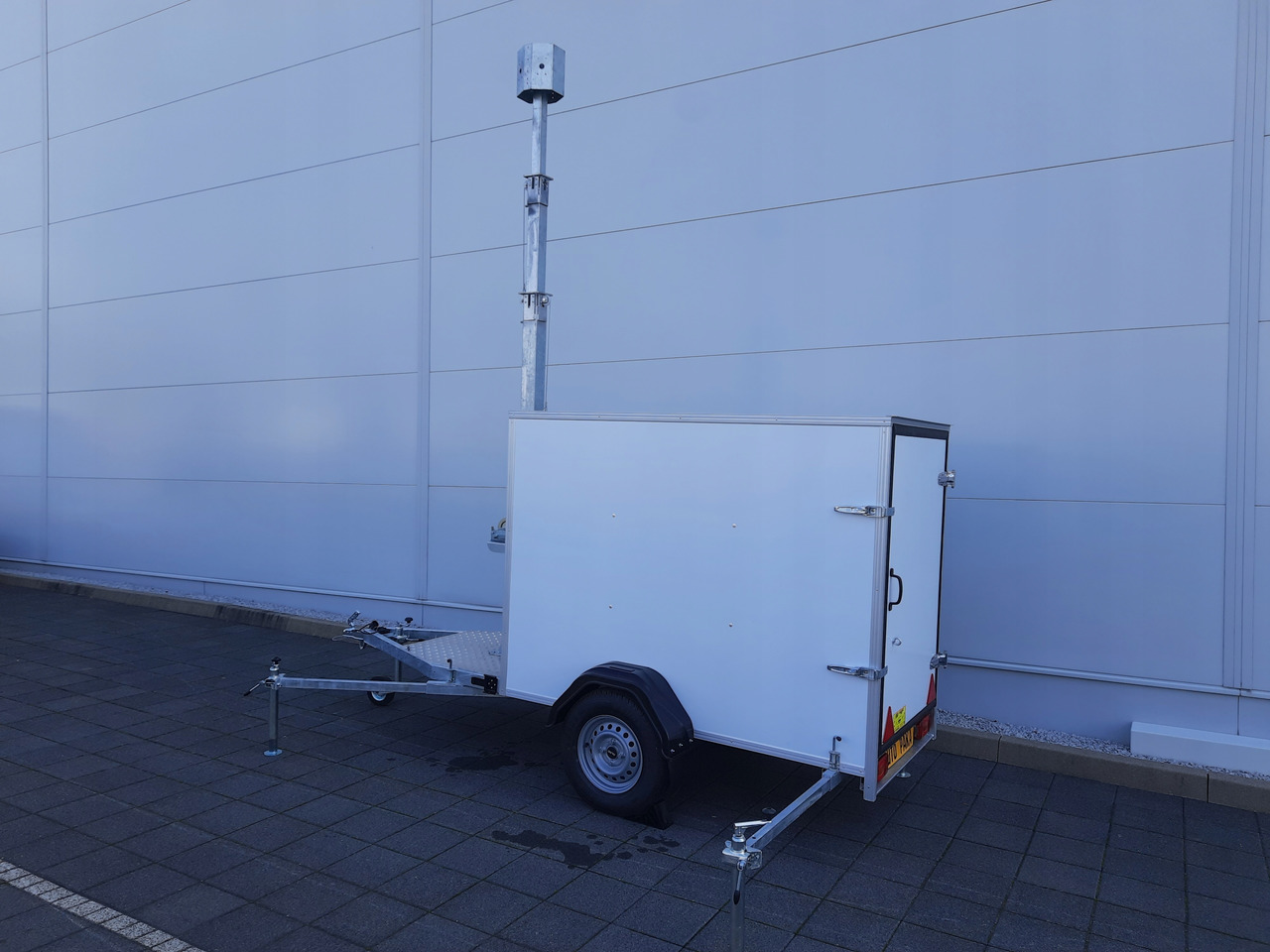 PRZYCZEPA Z MASZTEM TELESKOPOWYM DO MONITORINGU / TRAILER WITH TELESCOPIC MAST FOR MONITORING - Closed box trailer: picture 3 PRZYCZEPA Z MASZTEM TELESKOPOWYM DO MONITORINGU / TRAILER WITH TELESCOPIC MAST FOR MONITORING - Closed box trailer: picture 3