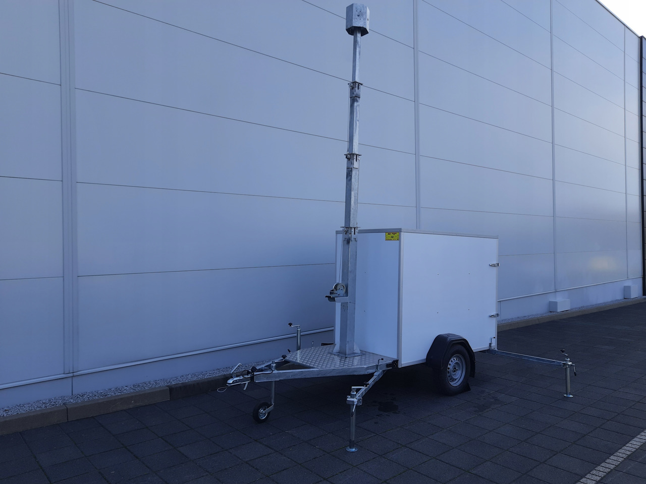 PRZYCZEPA Z MASZTEM TELESKOPOWYM DO MONITORINGU / TRAILER WITH TELESCOPIC MAST FOR MONITORING - Closed box trailer: picture 2 PRZYCZEPA Z MASZTEM TELESKOPOWYM DO MONITORINGU / TRAILER WITH TELESCOPIC MAST FOR MONITORING - Closed box trailer: picture 2