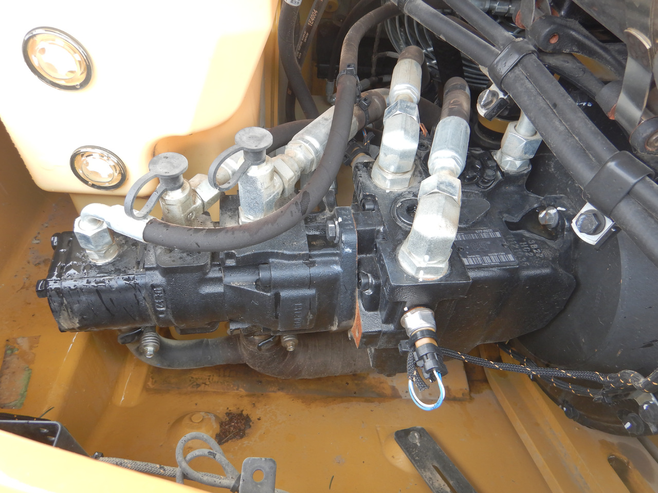 Wheel loader CATERPILLAR 908: picture 10