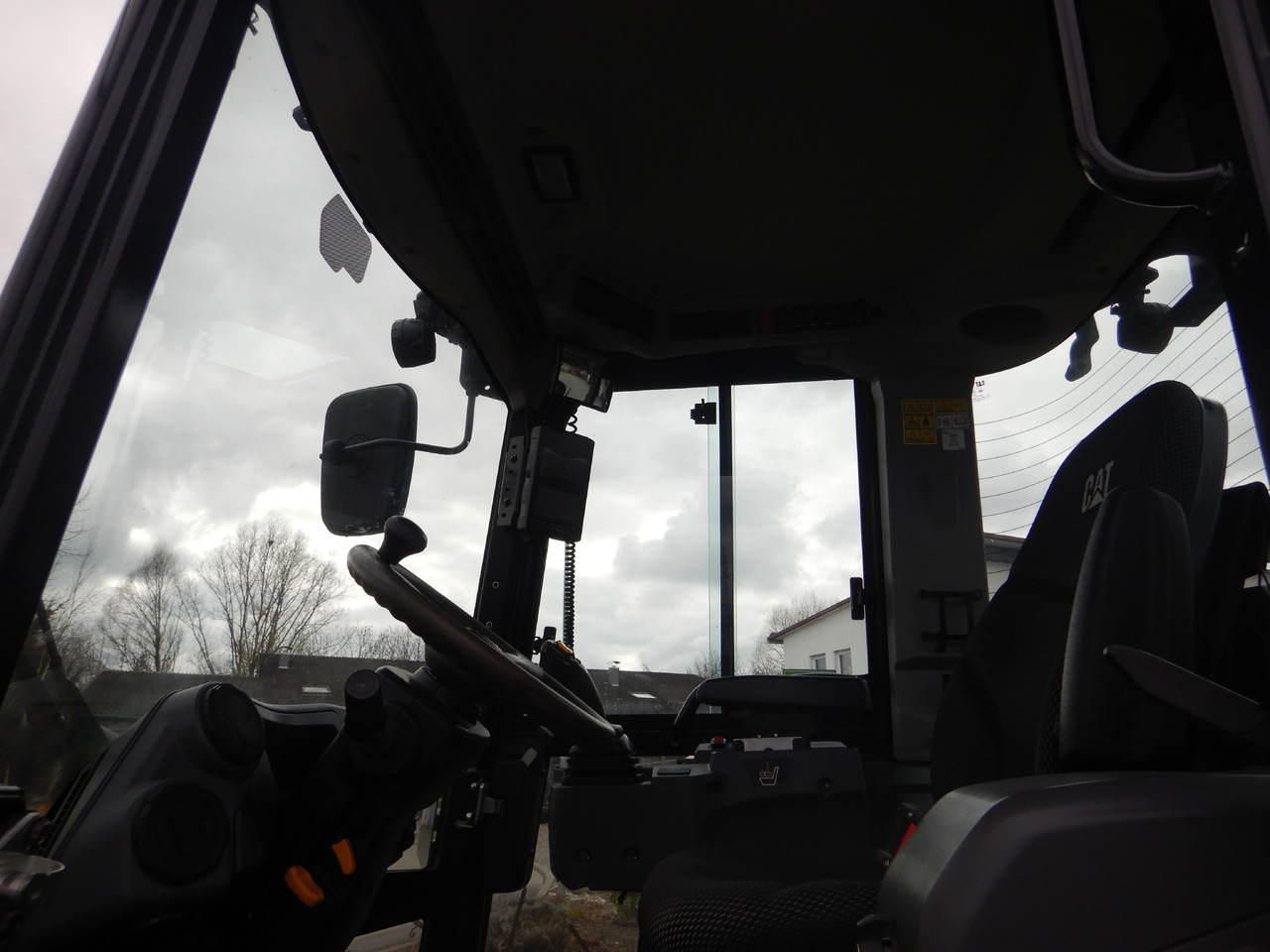 Wheel loader CATERPILLAR 908: picture 14