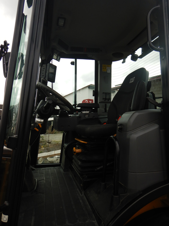 Wheel loader CATERPILLAR 908: picture 13