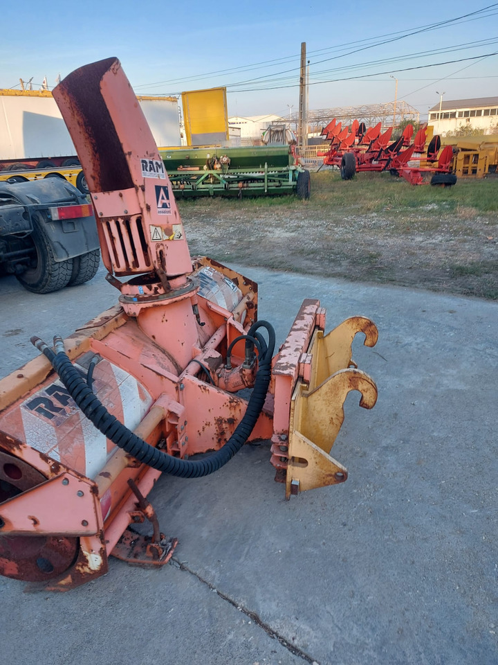 Freza zapada/Snow blower Assaloni pentru Buldoexcavator/Bobcat/Incatcator frontal - Snow blower for Construction machinery: picture 2 Freza zapada/Snow blower Assaloni pentru Buldoexcavator/Bobcat/Incatcator frontal - Snow blower for Construction machinery: picture 2