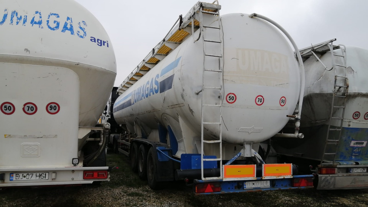 SPITZER Tank/Silo 57,000 l 4 Compartments for Powders/Feed/Water//Liquid Fertilizer/etc. - Silo semi-trailer: picture 2 SPITZER Tank/Silo 57,000 l 4 Compartments for Powders/Feed/Water//Liquid Fertilizer/etc. - Silo semi-trailer: picture 2
