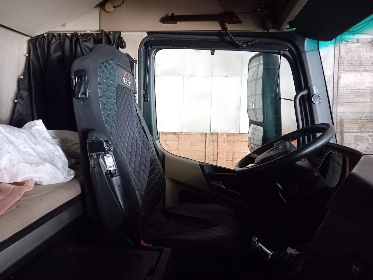 Tractor unit Mercedes-Benz Actros 18.45: picture 8