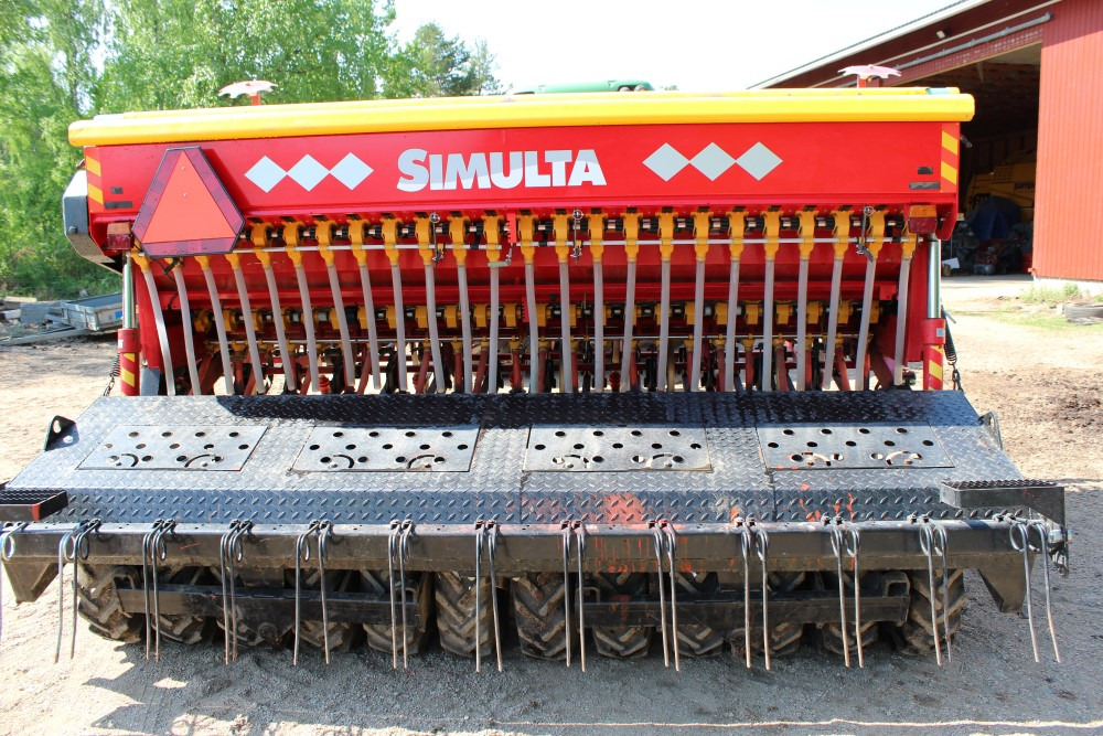 Junkkari Simulta 3000T - Siisti! Heinänsiemenlaite ja kiekkovantaat takana - Combine seed drill: picture 1 Junkkari Simulta 3000T - Siisti! Heinänsiemenlaite ja kiekkovantaat takana - Combine seed drill: picture 1