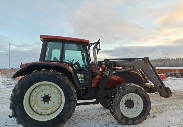 Valtra T190 HiTech etukuormaajalla - Farm tractor: picture 4 Valtra T190 HiTech etukuormaajalla - Farm tractor: picture 4