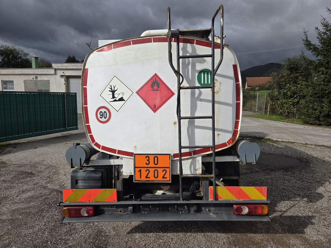 RENAULT MIDLUM 180.10 diesel tanker + dispensing + print - Tank truck: picture 5 RENAULT MIDLUM 180.10 diesel tanker + dispensing + print - Tank truck: picture 5