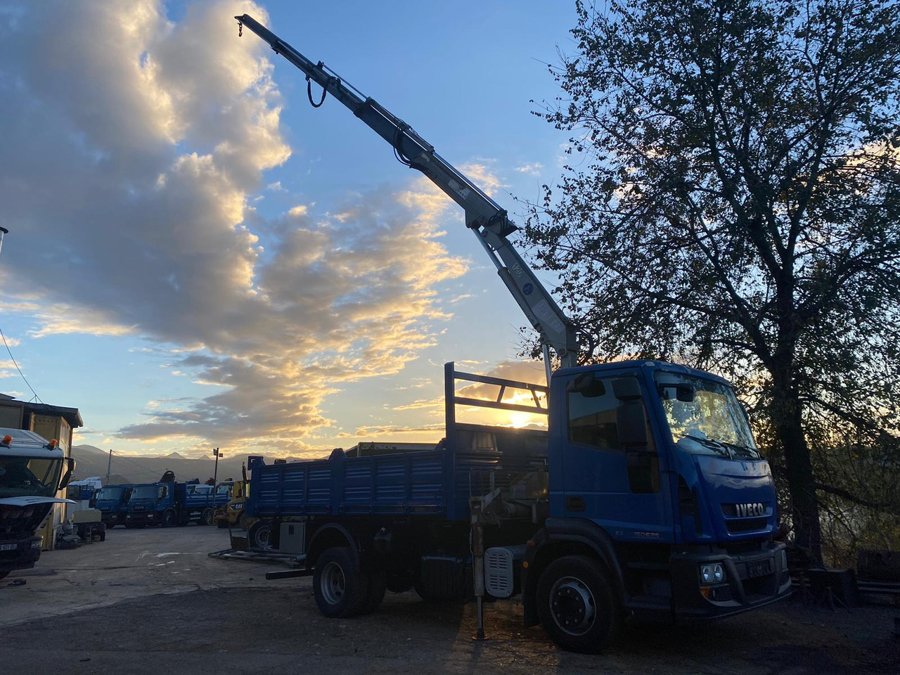 IVECO EUROCARGO 150E25P - Crane truck: picture 5 IVECO EUROCARGO 150E25P - Crane truck: picture 5