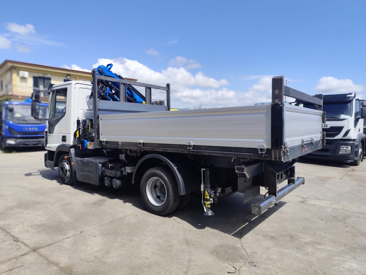 IVECO EUROCARGO 80-220 - Crane truck: picture 4 IVECO EUROCARGO 80-220 - Crane truck: picture 4
