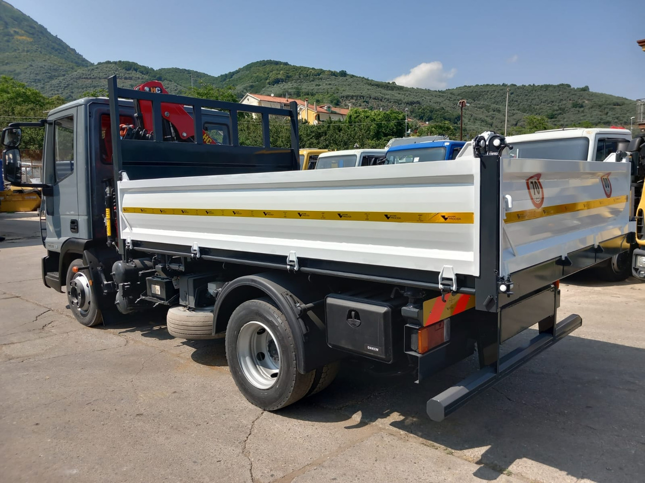 IVECO EUROCARGO 80E22 - Crane truck: picture 2 IVECO EUROCARGO 80E22 - Crane truck: picture 2