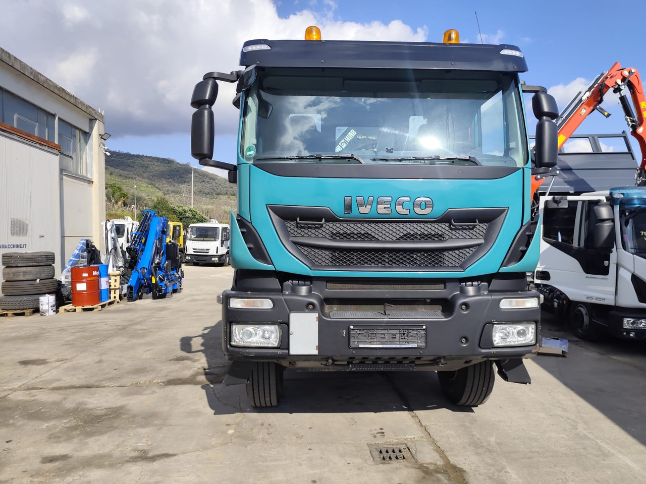 IVECO TRAKKER 190T41 - Crane truck: picture 3 IVECO TRAKKER 190T41 - Crane truck: picture 3