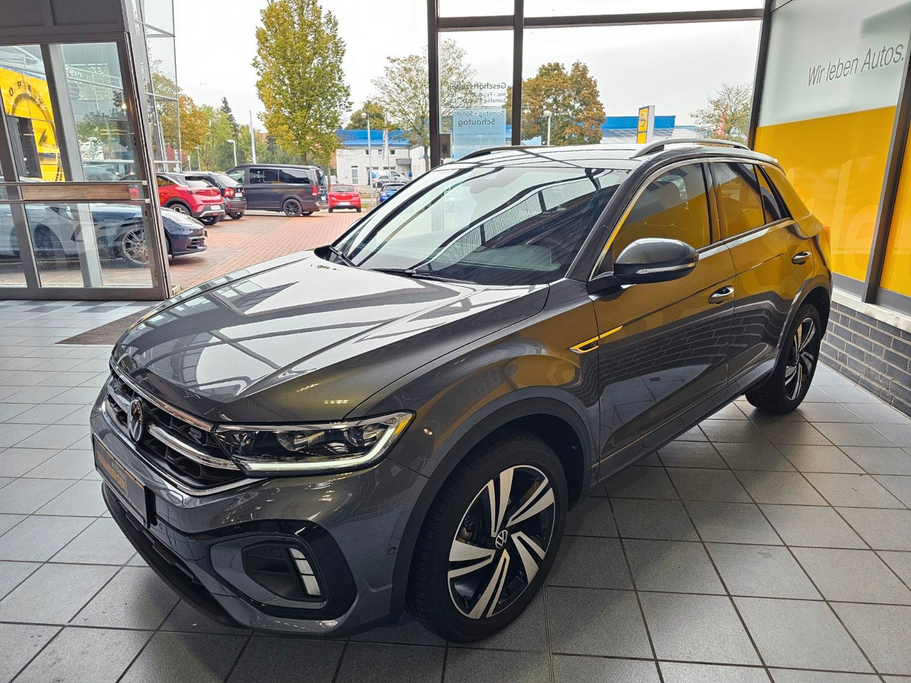 Volkswagen T-Roc R-Line eHeckklappe SHZ LED - SUV: picture 2 Volkswagen T-Roc R-Line eHeckklappe SHZ LED - SUV: picture 2