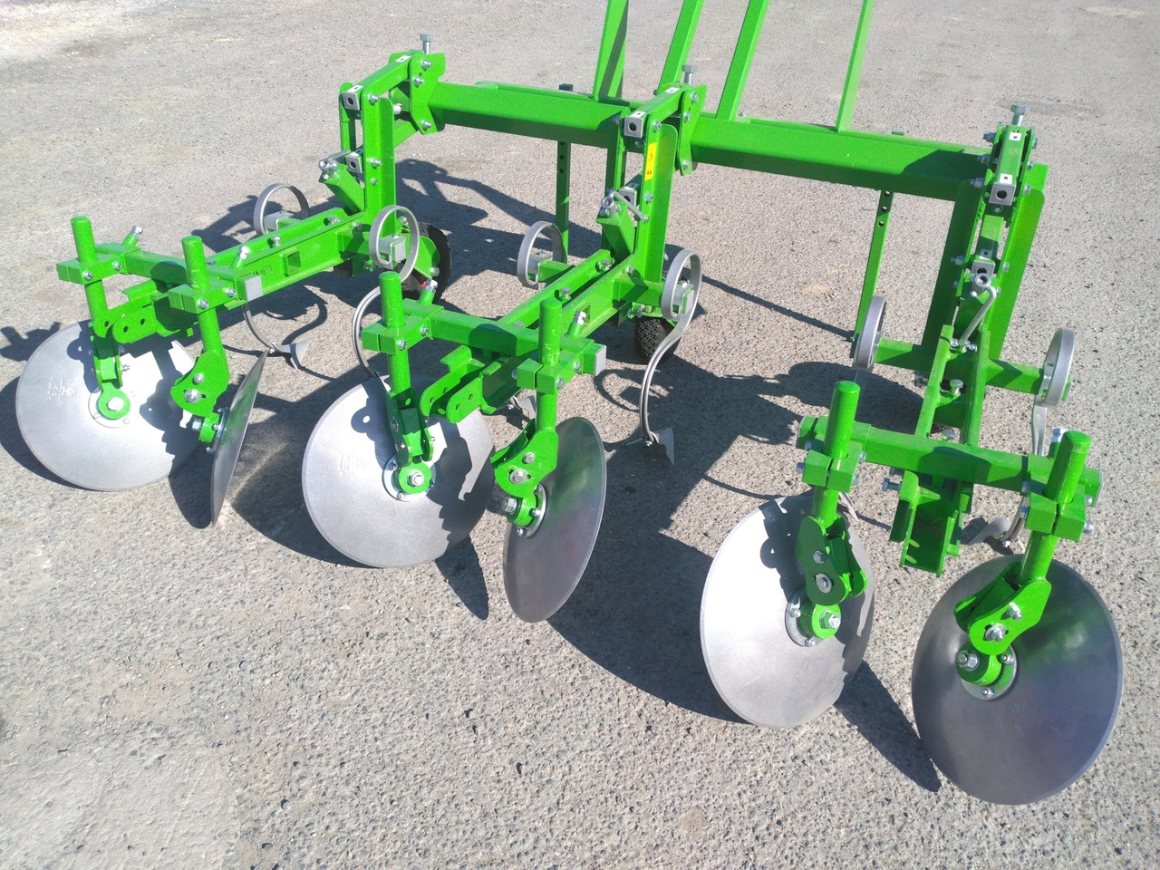 BOMET Butteuse à disques 2 rangs NEMBUS - Soil tillage equipment: picture 2 BOMET Butteuse à disques 2 rangs NEMBUS - Soil tillage equipment: picture 2