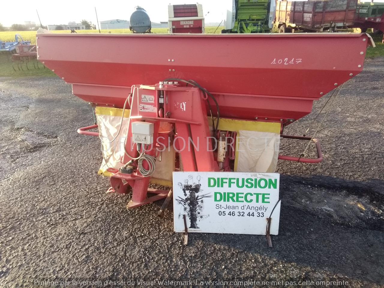 LELY DISTRIBUTEUR D'ENGRAIS CENTERMATIC PESEE - Fertilizer spreader: picture 1 LELY DISTRIBUTEUR D'ENGRAIS CENTERMATIC PESEE - Fertilizer spreader: picture 1