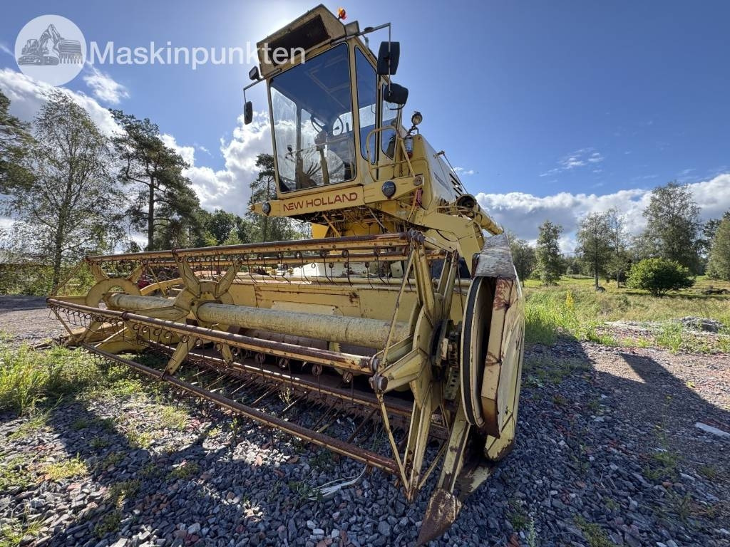 New Holland 1530 - Combine harvester: picture 1 New Holland 1530 - Combine harvester: picture 1
