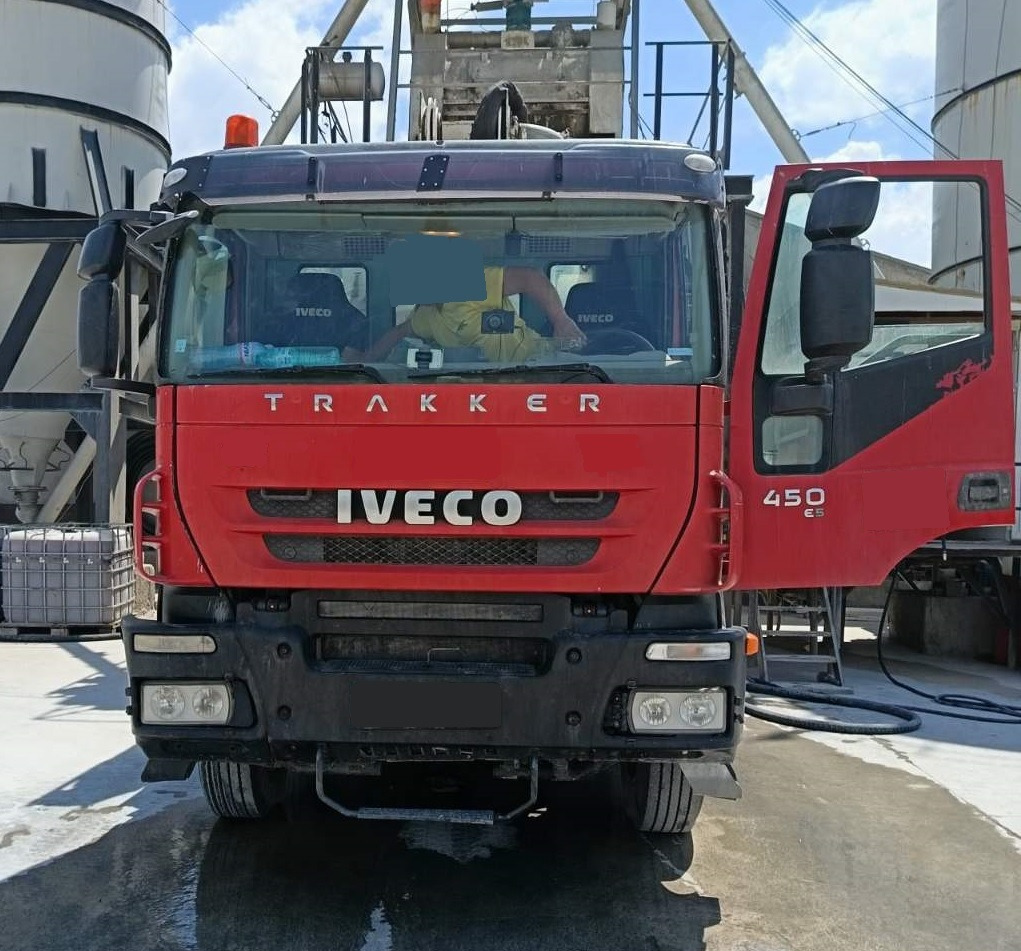 IVECO TRAKKER 450 COIME 35 - Concrete pump truck: picture 2 IVECO TRAKKER 450 COIME 35 - Concrete pump truck: picture 2