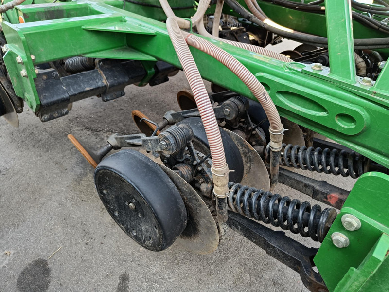 Precision sowing machine for transportation of food John Deere 750 A: picture 9