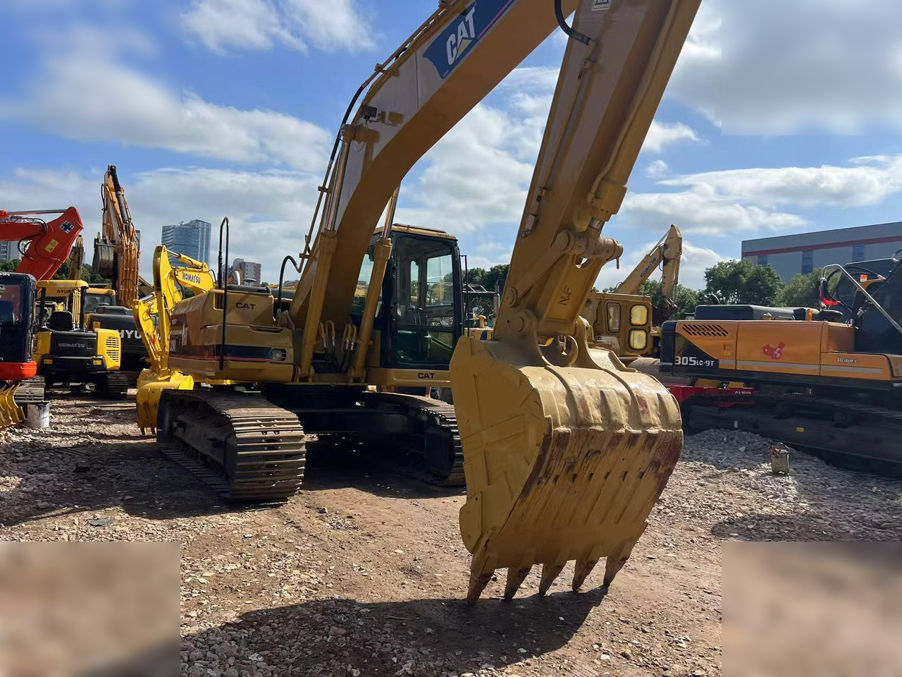 CATERPILLAR 320BL - Crawler excavator: picture 2 CATERPILLAR 320BL - Crawler excavator: picture 2