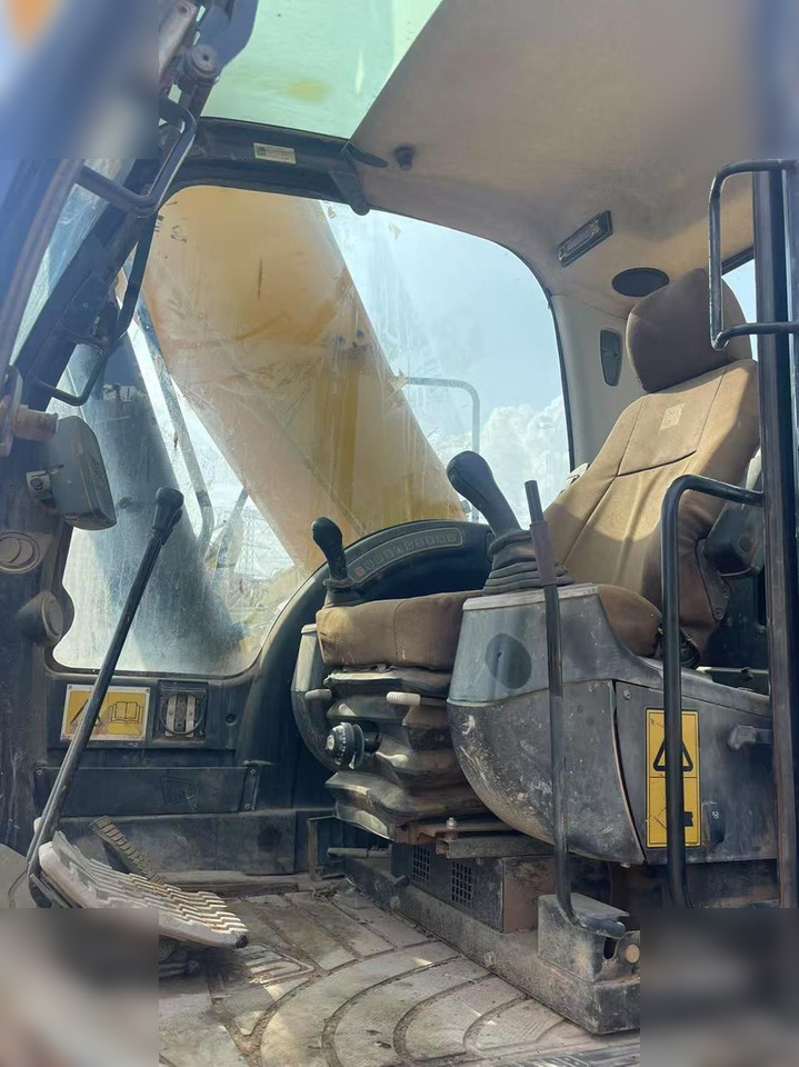Crawler excavator JCB JS220 LC: picture 8