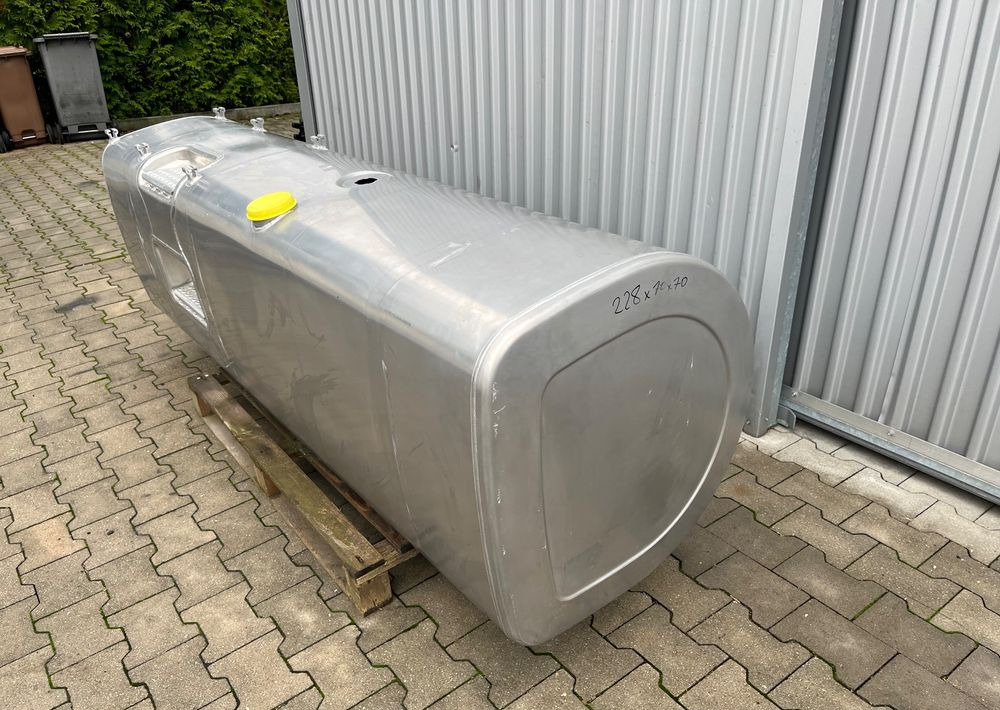 Zbiornik paliwa Volvo FH Renault 900 litrów bak jak nowy - Fuel processing/ Fuel delivery for Truck: picture 2 Zbiornik paliwa Volvo FH Renault 900 litrów bak jak nowy - Fuel processing/ Fuel delivery for Truck: picture 2