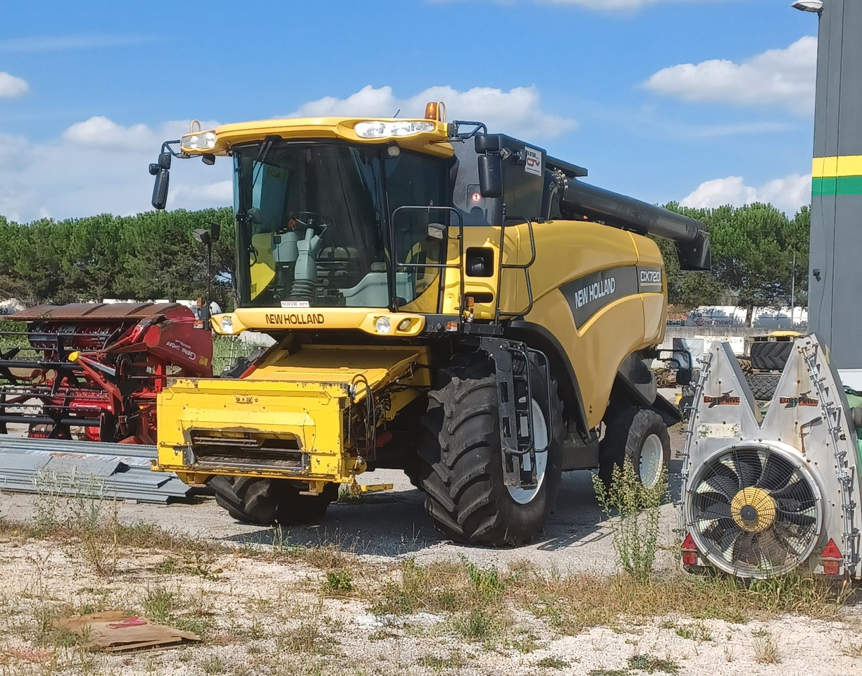 NEW HOLLAND MIETITREBBIA CX 720 - Combine harvester: picture 2 NEW HOLLAND MIETITREBBIA CX 720 - Combine harvester: picture 2