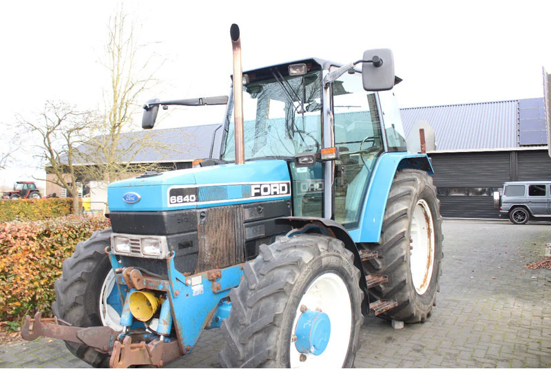 New Holland 6640 met turbo fronthef en front pto - Farm tractor: picture 5 New Holland 6640 met turbo fronthef en front pto - Farm tractor: picture 5