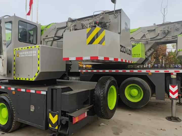 Second Hand ZOOMLION 25 Ton ZTC250V531 30 Ton ZTC300V532 70 Ton ZTC700H6 Hydraulmic Mobile Truck Crane on Sale - Mobile crane: picture 4 Second Hand ZOOMLION 25 Ton ZTC250V531 30 Ton ZTC300V532 70 Ton ZTC700H6 Hydraulmic Mobile Truck Crane on Sale - Mobile crane: picture 4