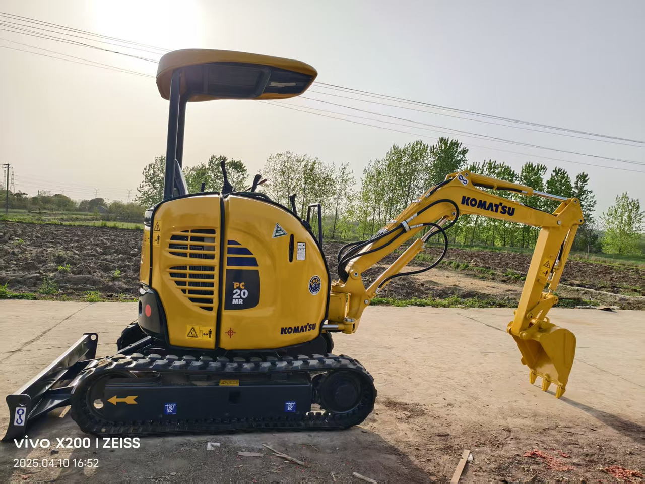 Mini excavator KOMATSU 20MR: picture 12