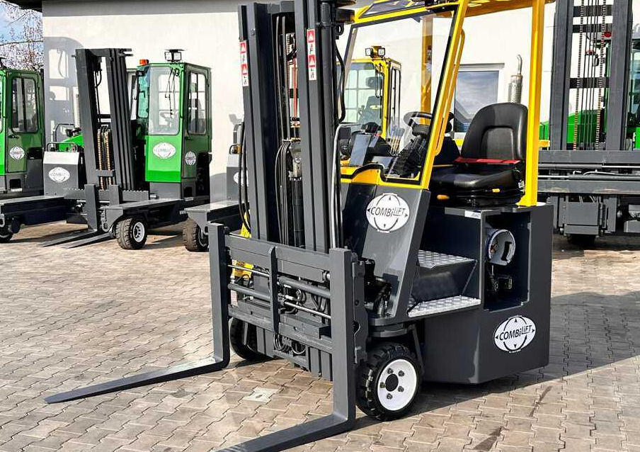 Combilift C3000CB / GAS / TRIPLEX / 4900MM / FREE LIFT / FORK POSITIONER / SIC3000CB / GAS / TRIPLEX / 4900MM / FREE LIFT / FORK POSITIONER / SIDE SHIFT / LIKE NEWDE SHIFT / LIKE NEW - 4-way reach truck: picture 1 Combilift C3000CB / GAS / TRIPLEX / 4900MM / FREE LIFT / FORK POSITIONER / SIC3000CB / GAS / TRIPLEX / 4900MM / FREE LIFT / FORK POSITIONER / SIDE SHIFT / LIKE NEWDE SHIFT / LIKE NEW - 4-way reach truck: picture 1