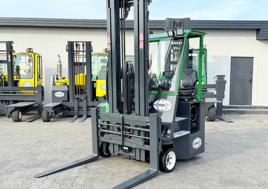 Combilift C3000CB / LPG / TRIPLEX – 6500MM / FREE LIFT / FORK POSITIONER / SIDE SHIFT / EXCELLENT CONDITION - 4-way reach truck: picture 4 Combilift C3000CB / LPG / TRIPLEX – 6500MM / FREE LIFT / FORK POSITIONER / SIDE SHIFT / EXCELLENT CONDITION - 4-way reach truck: picture 4