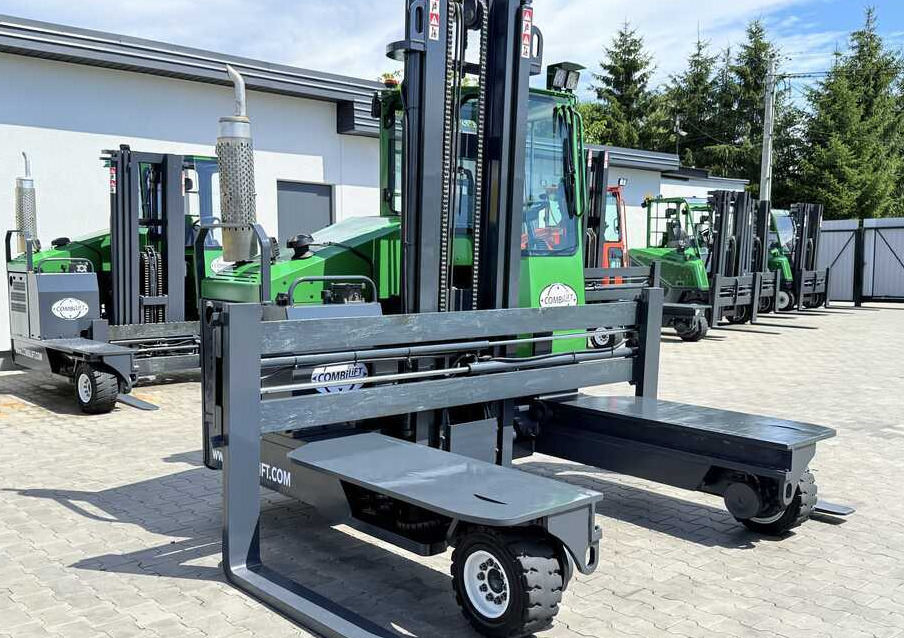 Combilift C4500 / DIESEL / DUPLEX - 4000MM / WIDE FORK POSITIONER 3150MM / FULL HEATED CABIN / ONLY 4859 HOURS / CONDITION – LIKE NEW! - 4-way reach truck: picture 5 Combilift C4500 / DIESEL / DUPLEX - 4000MM / WIDE FORK POSITIONER 3150MM / FULL HEATED CABIN / ONLY 4859 HOURS / CONDITION – LIKE NEW! - 4-way reach truck: picture 5