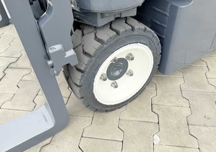 Combilift CBE2500 / TRIPLEX / 5500MM / FREE LIFT / ELECTRIC DRIVE / ONLY 2300 MTH / POSITIONER / SIDE SHIFT / NEW TYRES / LIKE NEW A wide range of four-way and side loaders, tailored to diverse needs - 4-way reach truck: picture 4 Combilift CBE2500 / TRIPLEX / 5500MM / FREE LIFT / ELECTRIC DRIVE / ONLY 2300 MTH / POSITIONER / SIDE SHIFT / NEW TYRES / LIKE NEW A wide range of four-way and side loaders, tailored to diverse needs - 4-way reach truck: picture 4