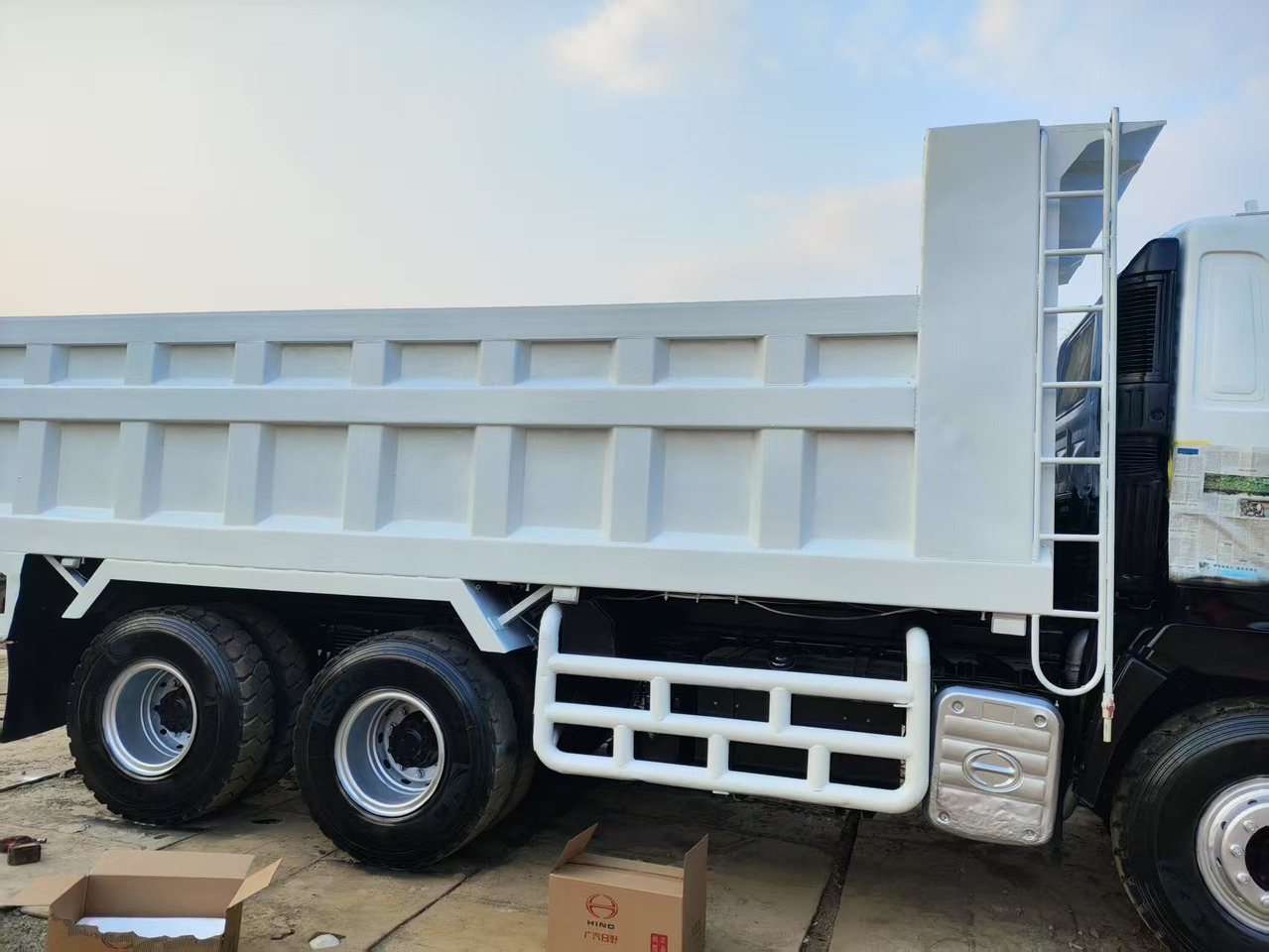 HINO HINO 700 - Tipper: picture 1 HINO HINO 700 - Tipper: picture 1