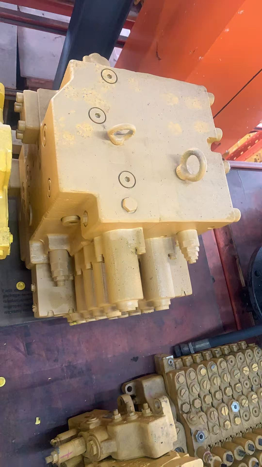 HYUNDAI R210-7 - Hydraulic valve for Excavator: picture 2 HYUNDAI R210-7 - Hydraulic valve for Excavator: picture 2