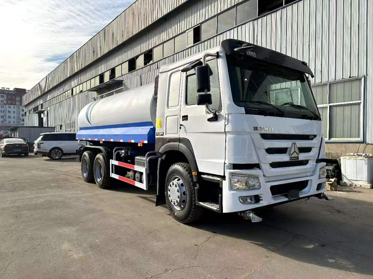 SINOTRUK HOWO 371 20 cubic meter sprinkler - Container transporter/ Swap body truck: picture 1 SINOTRUK HOWO 371 20 cubic meter sprinkler - Container transporter/ Swap body truck: picture 1