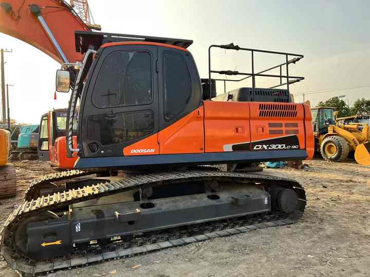 Doosan Construction Equipment Dx300 , Used Earth-moving Machine Doosan Excavator , Doosan Heavy Machines for Sale - Crawler excavator: picture 3 Doosan Construction Equipment Dx300 , Used Earth-moving Machine Doosan Excavator , Doosan Heavy Machines for Sale - Crawler excavator: picture 3
