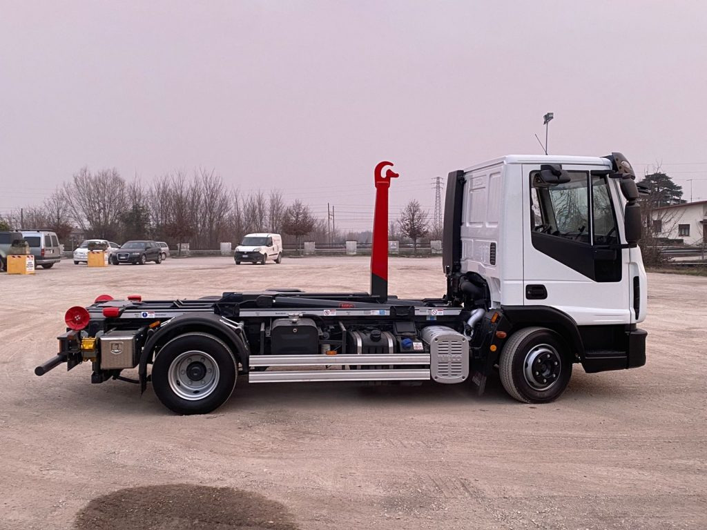 Hook lift truck IVECO EUROCARGO 80 E18 CON IMPIANTO SCARRABILE NUO: picture 17 Hook lift truck IVECO EUROCARGO 80 E18 CON IMPIANTO SCARRABILE NUO: picture 17