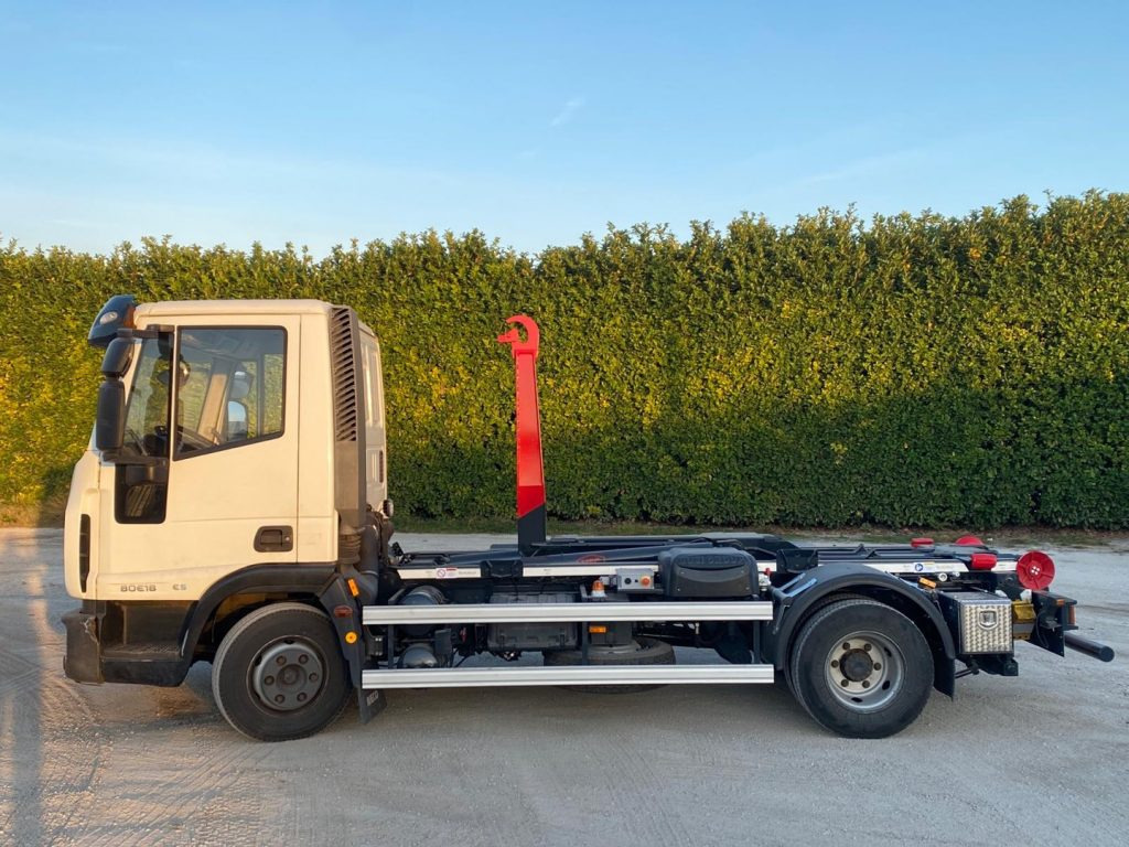 Hook lift truck IVECO EUROCARGO 80 E18 CON IMPIANTO SCARRABILE NUO: picture 6 Hook lift truck IVECO EUROCARGO 80 E18 CON IMPIANTO SCARRABILE NUO: picture 6