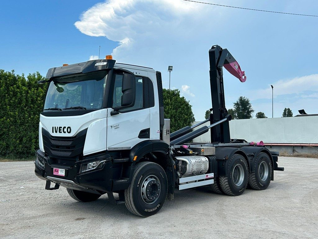 IVECO TRAKKER T-WAY AD380T NUOVO SCARRABILE - Hook lift truck: picture 1 IVECO TRAKKER T-WAY AD380T NUOVO SCARRABILE - Hook lift truck: picture 1