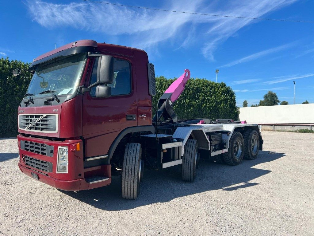 VOLVO FM440 SCARRABILE BALESTRATO - Hook lift truck: picture 1 VOLVO FM440 SCARRABILE BALESTRATO - Hook lift truck: picture 1