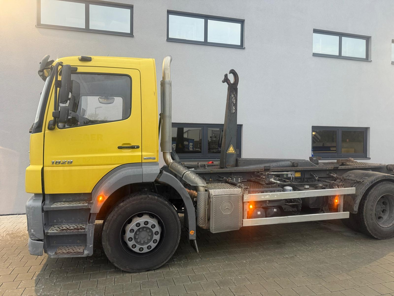 MERCEDES-BENZ AXOR 1829/ 18t Abroller TÜV/SP Neu - Hook lift truck: picture 2 MERCEDES-BENZ AXOR 1829/ 18t Abroller TÜV/SP Neu - Hook lift truck: picture 2