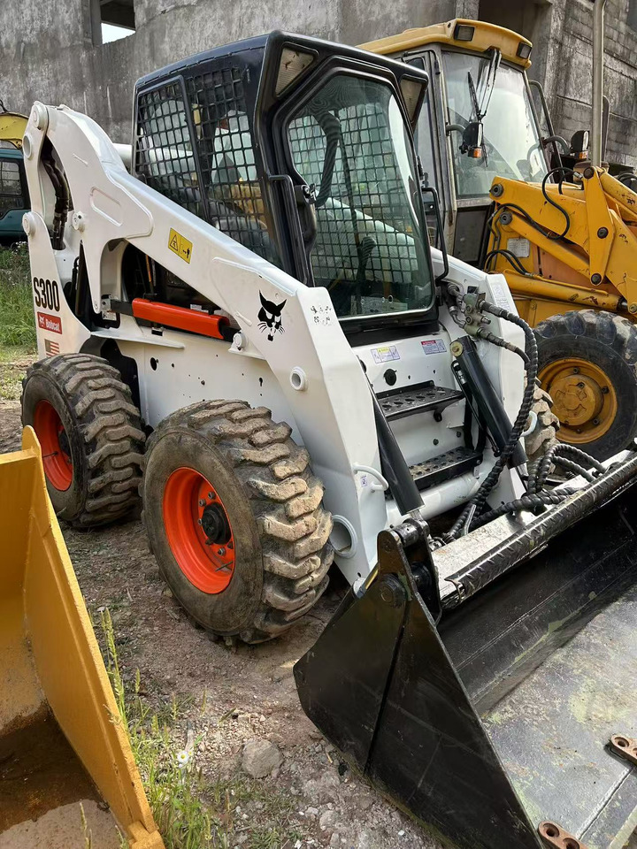 BOBCAT BOBCAT Skid Steer Loader S300 - Construction machinery: picture 1 BOBCAT BOBCAT Skid Steer Loader S300 - Construction machinery: picture 1