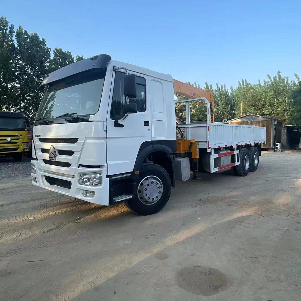 SINOTRUK HOWO 6X4 - Crane truck: picture 2 SINOTRUK HOWO 6X4 - Crane truck: picture 2