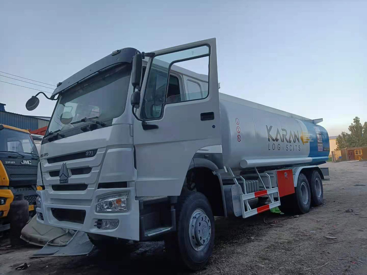 SINOTRUK Howo 371 Fuel Tanker Click Here For DISCOUNT - Tank truck: picture 2 SINOTRUK Howo 371 Fuel Tanker Click Here For DISCOUNT - Tank truck: picture 2