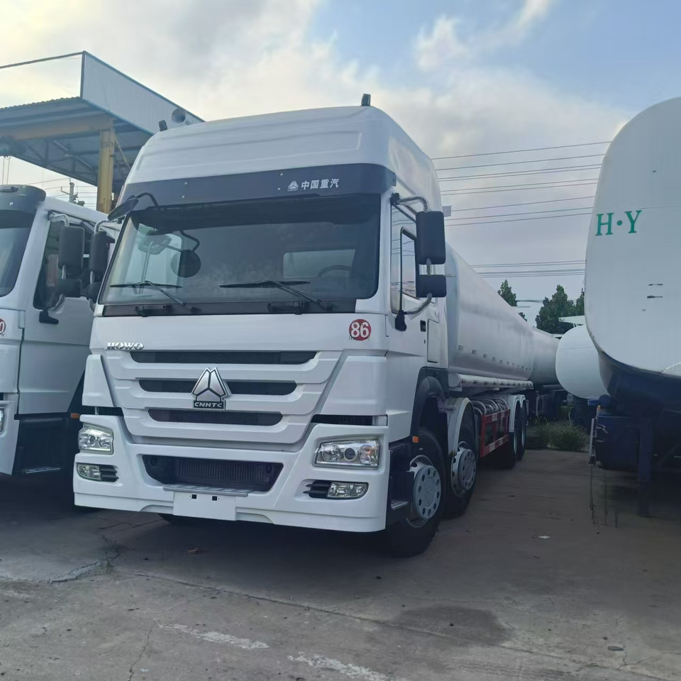 SINOTRUK Howo 371 Fuel Tanker Click Here For  DISCOUNT - Tank truck: picture 2 SINOTRUK Howo 371 Fuel Tanker Click Here For  DISCOUNT - Tank truck: picture 2