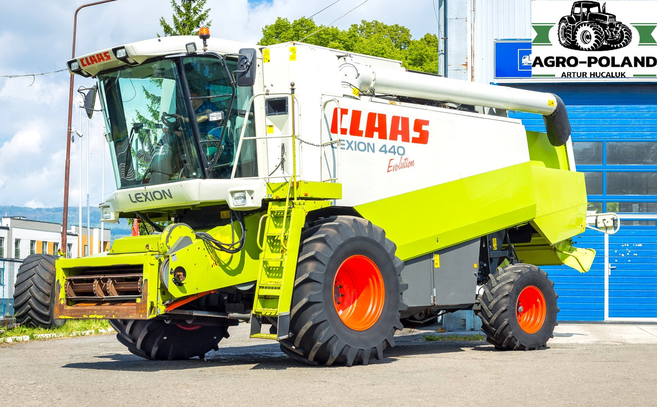 CLAAS LEXION 440 EVOLUTION - 2003 ROK + CLAAS C 540 SKŁADANY - 2007 ROK - Combine harvester: picture 2 CLAAS LEXION 440 EVOLUTION - 2003 ROK + CLAAS C 540 SKŁADANY - 2007 ROK - Combine harvester: picture 2